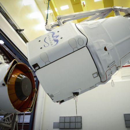 Capsula Dragon di SpaceX in fase di assemblaggio — Financial Markets Journal