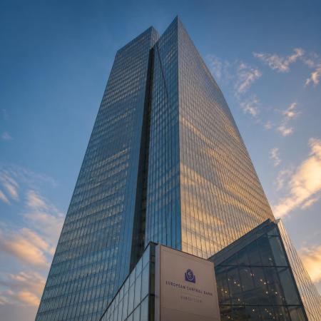 Sede della Banca Centrale Europea a Francoforte, con sovrimpressione del titolo sul rialzo dei tassi deciso nel giugno 2026